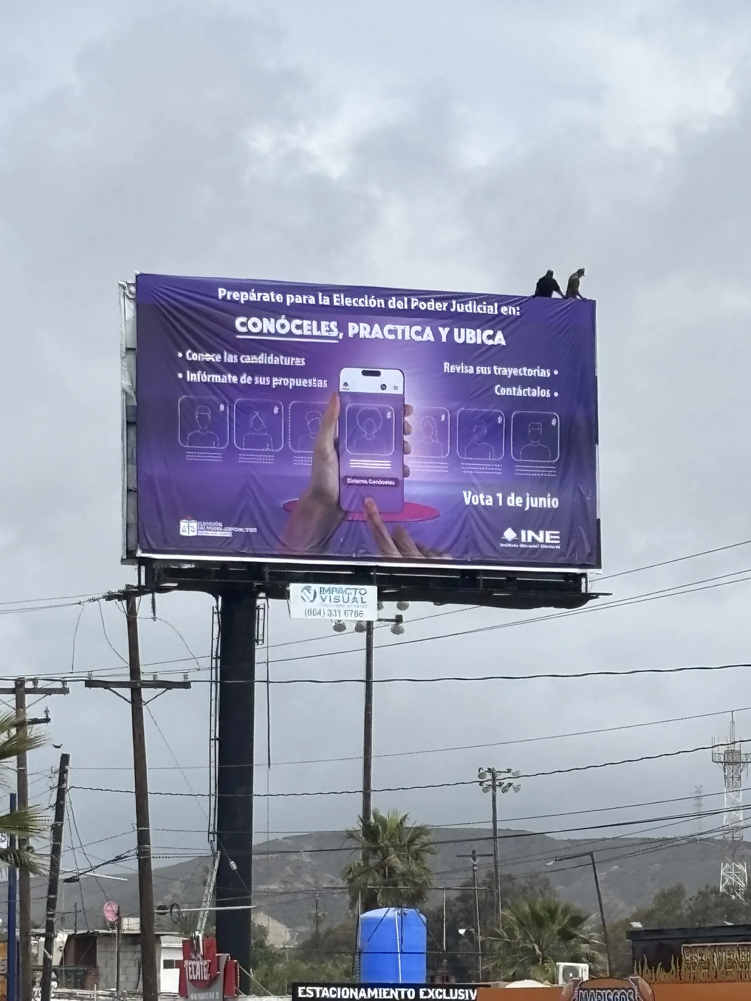 Equipo de CID Impresiones instalando un espectacular en Ensenada